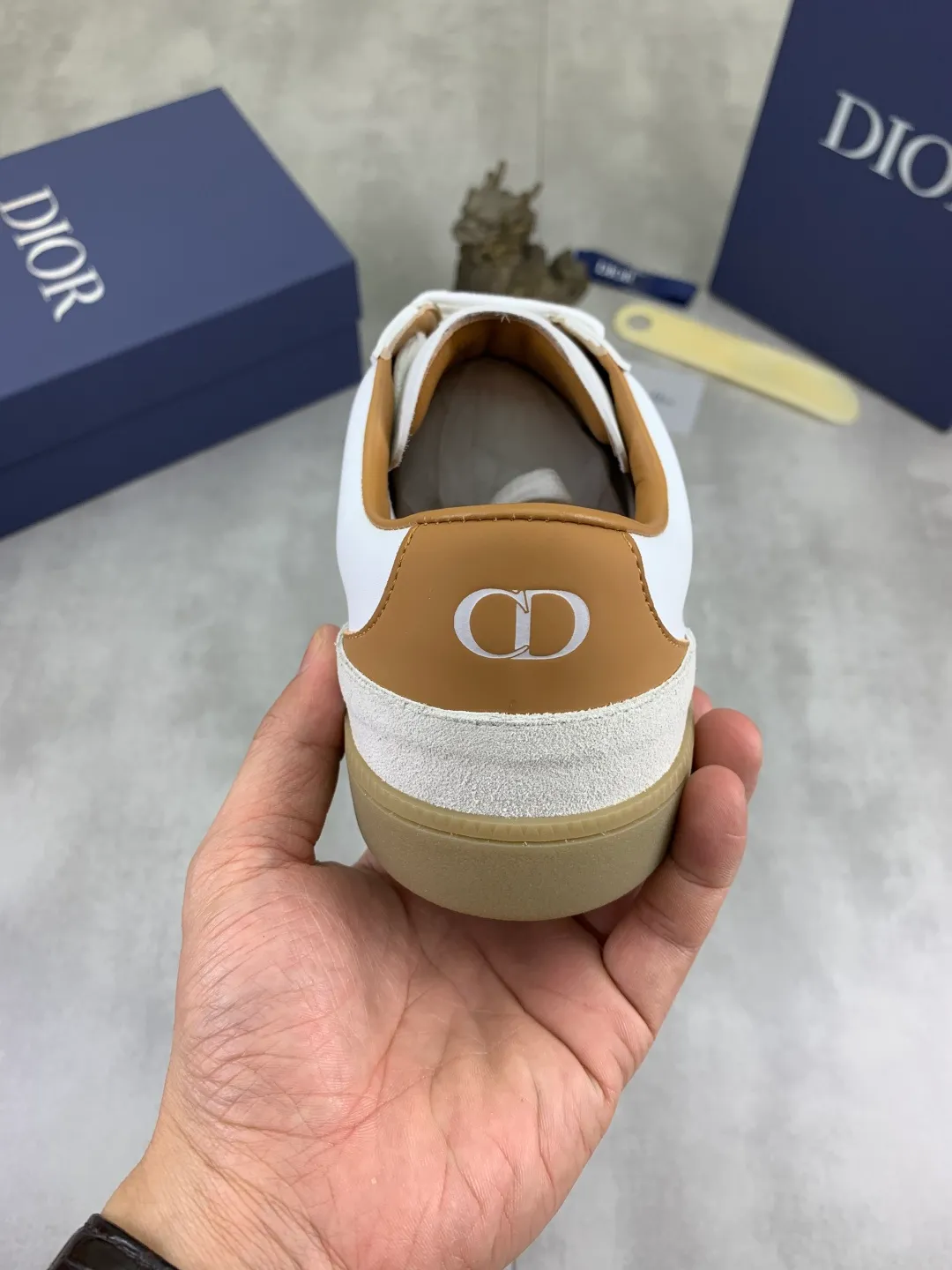 Men's shoes 💰P360 New Dior B01 moral training shoes, white first-layer cowhide, original molded outsole. New to the fall collection, this sneaker marks the return of a Dior classic, reinterpreted in a stylish and elegant silhouette. Crafted from white smooth first-grain cowhide with a tonal silk sheepskin lining, it features the Dior logo on the tongue and inner sides, and a CD icon on the heel. Paired with Tpu anti-slip soles of the same color, it can be matched with various styles to create a sophisticated look.  Code number: 38-44